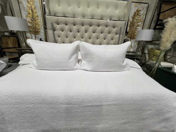 K19 - King Coverlet with Raised Damask Pattern (3-Piece Set)