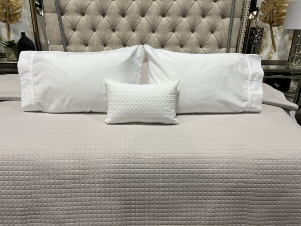 Q41 - Queen Coverlet Grey with Square Pattern (4-piece set)