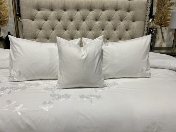 Q43 - Queen Comforter White with White Floral Embroidery (4-piece set)