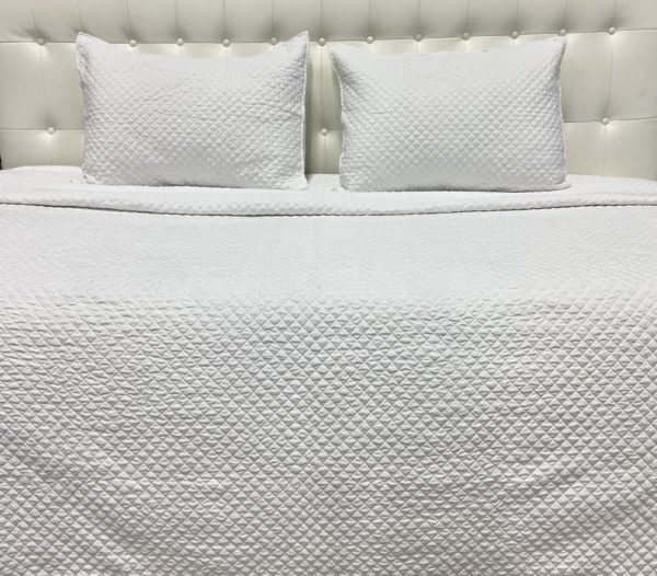 Q20 - Queen Coverlet All White Diamond Embroidery (3-Piece Set)
