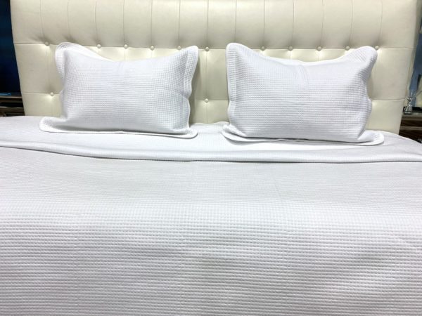 Q17 - Queen Coverlet All White with Square Pattern (3-Piece set)
