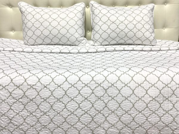 Q19 - Queen Coverlet White with Taupe Trellis Pattern (3-Piece Set)