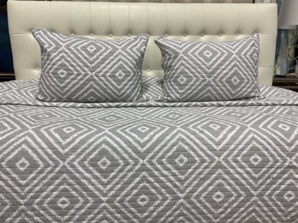 Q16 - Queen Coverlet Grey/White Abstract Pattern (3-piece set)
