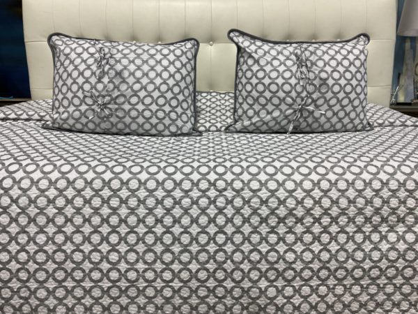 Q15 - Queen Coverlet Reversible White/Grey Trellis & Circle Design (3-piece set) - Image 2