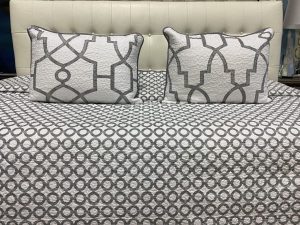 Q15 - Queen Coverlet Reversible White/Grey Trellis & Circle Design (3-piece set) - Image 3
