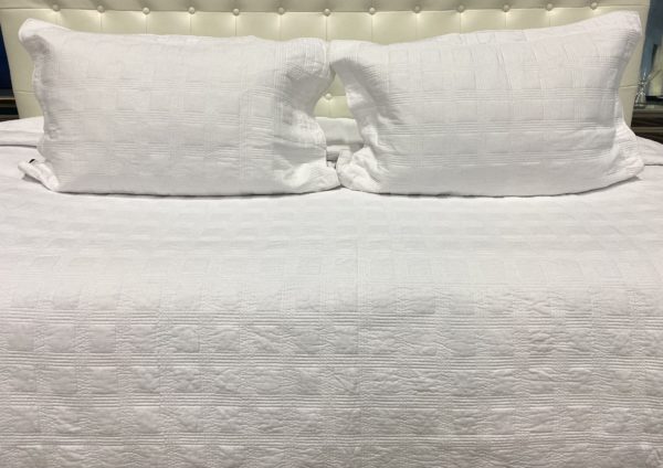 Q22 - Queen Coverlet White with Large Square detailing (3-Piece set)