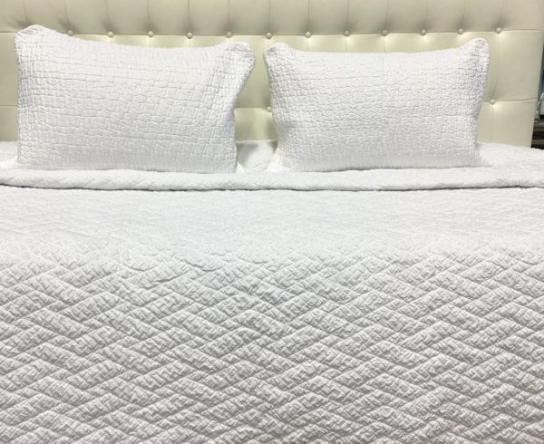 Q24 - Queen Coverlet White with Herringbone Pattern (3-piece set)