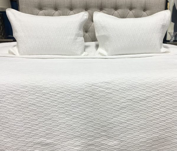 Q29 - Queen Coverlet White with Raised Pattern (3-piece set)