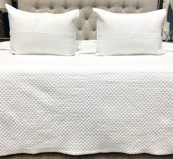 Q26 - Queen Coverlet White with Diamond Embroidery (3-piece set)