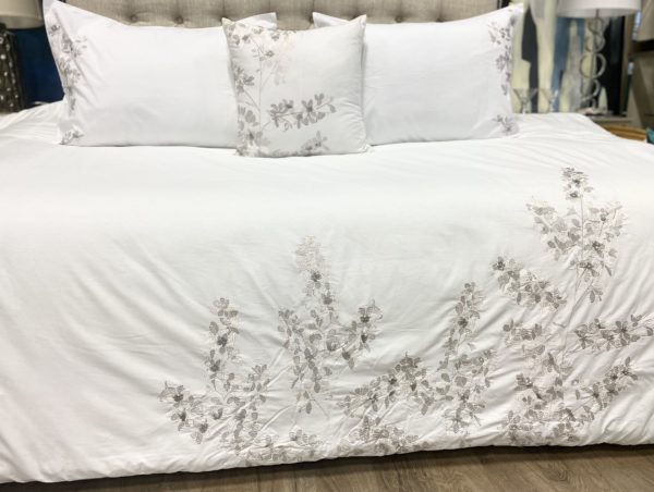 Q40 - Queen Comforter White with Silver Floral Embroidery (4-piece set)
