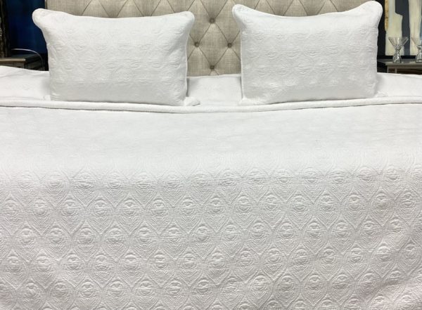 Q31 - Queen Coverlet with Tear Drop Pattern (3-piece set)