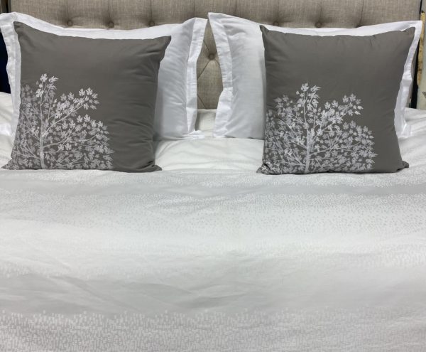 Q34 - Queen Comforter White with Soft Rectangular Design (5-piece set)