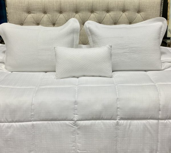 Q38 - Queen Comforter White Quilt with Soft Line Design (4-piece set)